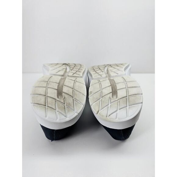 Oofos Men 10 Comfy footwear main image 9